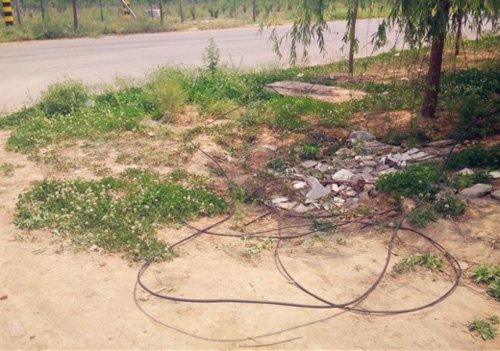 記者前往現(xiàn)場采訪時(shí),落地電纜仍未修正