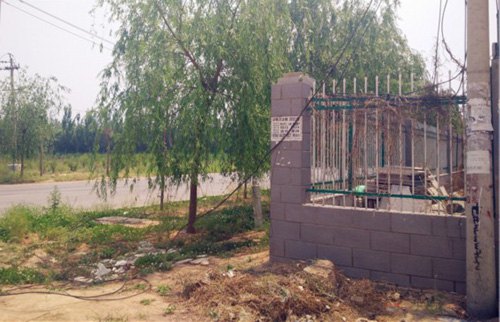 記者前往現(xiàn)場采訪時(shí)，落地電纜仍未修正